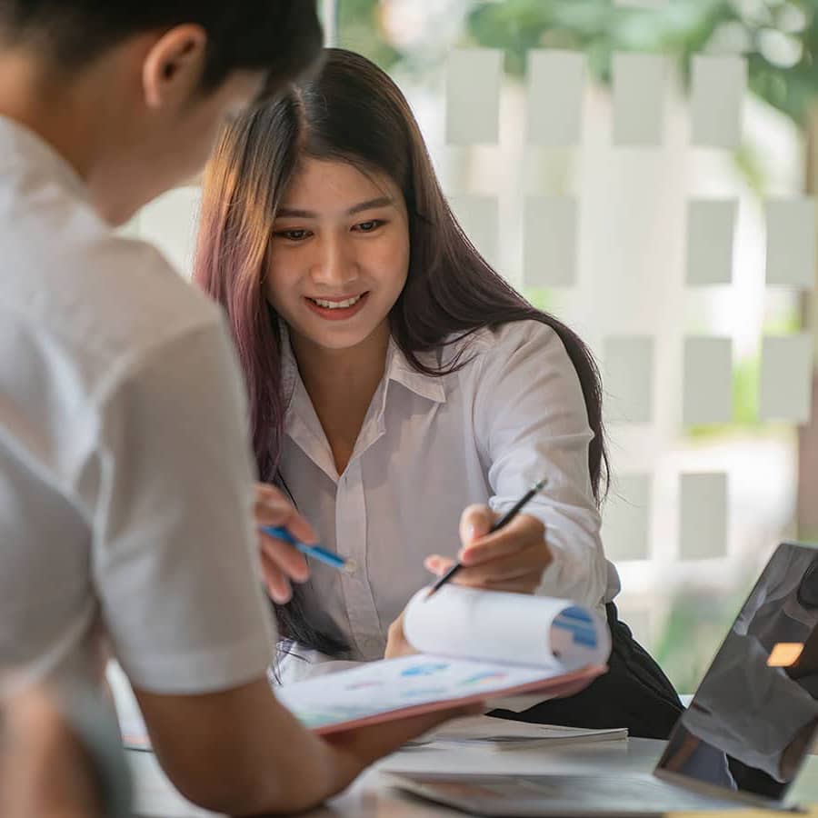 A female advisor advising